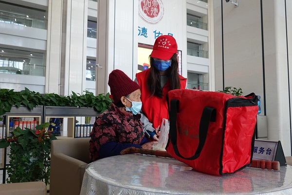 南昌航空大学学生志愿者走进医院贴心服务暖人心