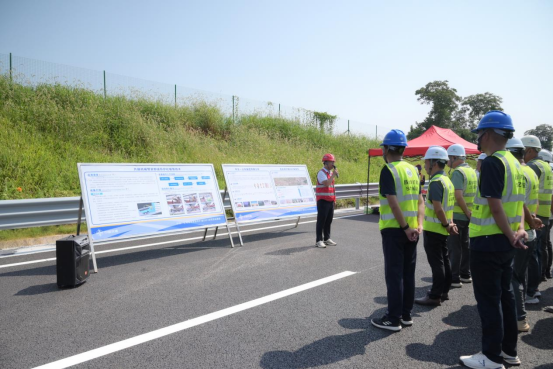 昌金改扩建SSZ1标举办波形护栏共融臂智能安装现场观摩会
