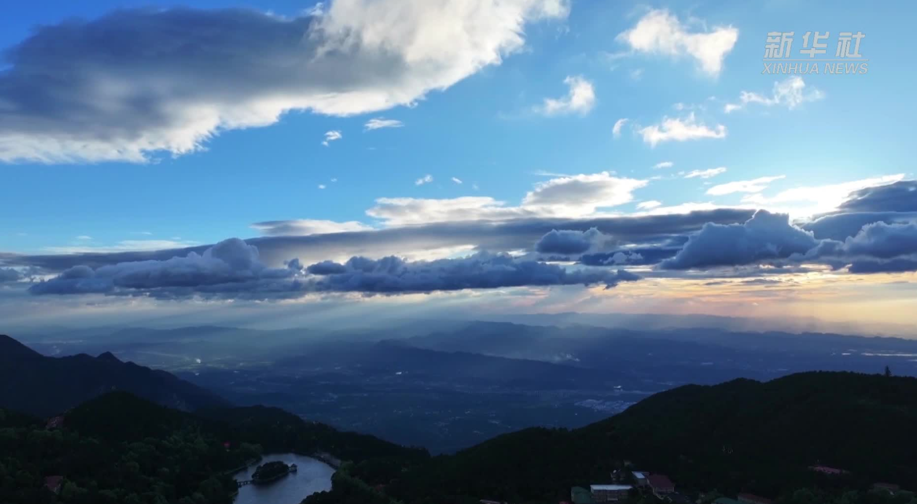 廬山天空現五彩祥雲和丁達爾效應