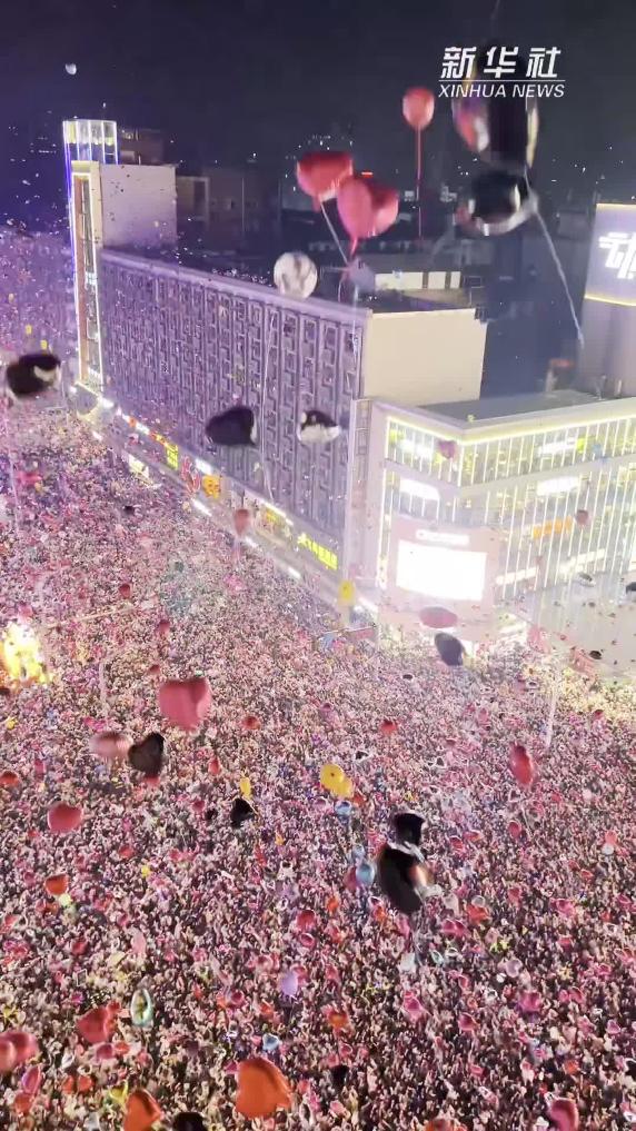 江西南昌：跨年氛围“拉满”