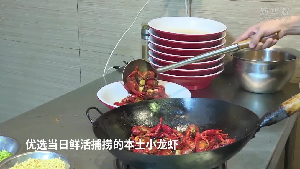 江西永修：又到一年吃虾季 龙虾美食街生意火爆
