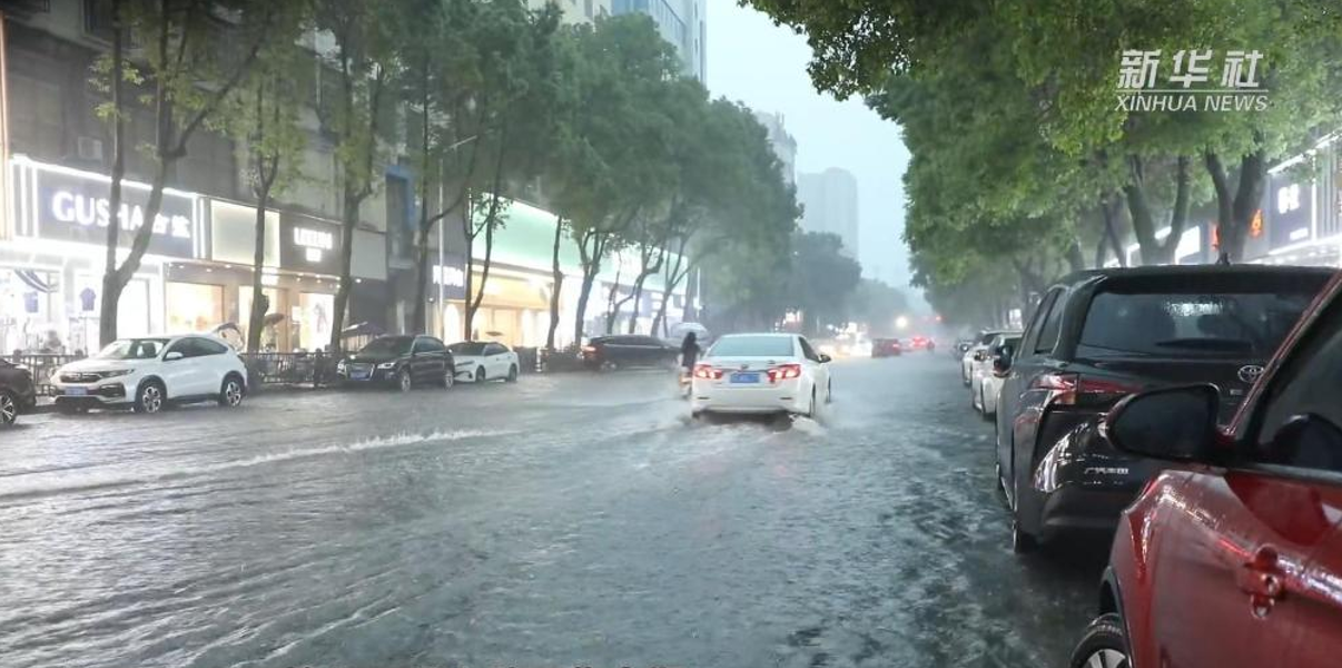 江西上高：遭遇短时强降雨 城管应急排涝保畅通
