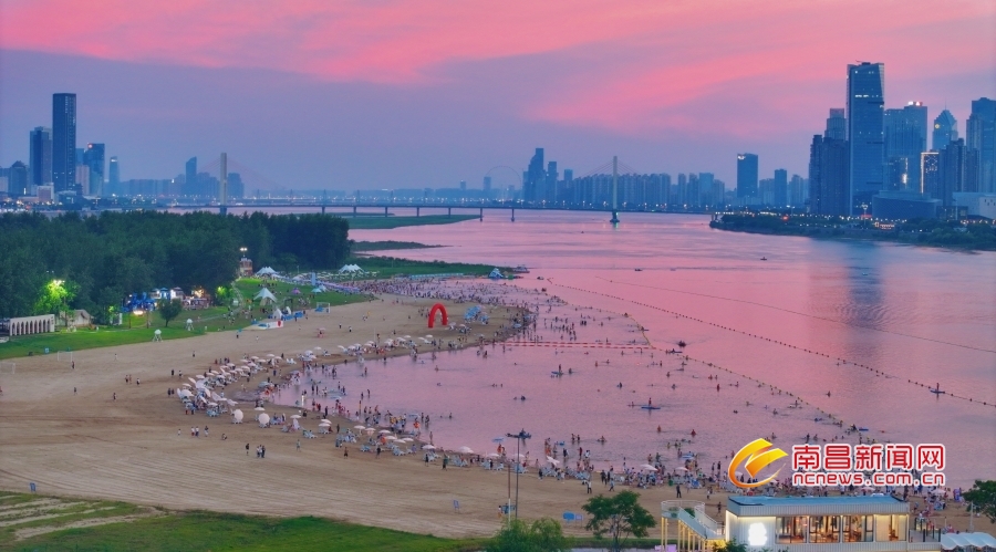 乘风逐浪享江风 龙沙湾露天泳场变身欢乐海洋