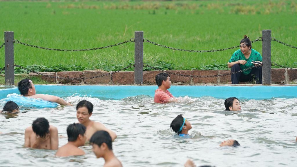树立和践行正确政绩观｜稻田边的“村办”游泳池