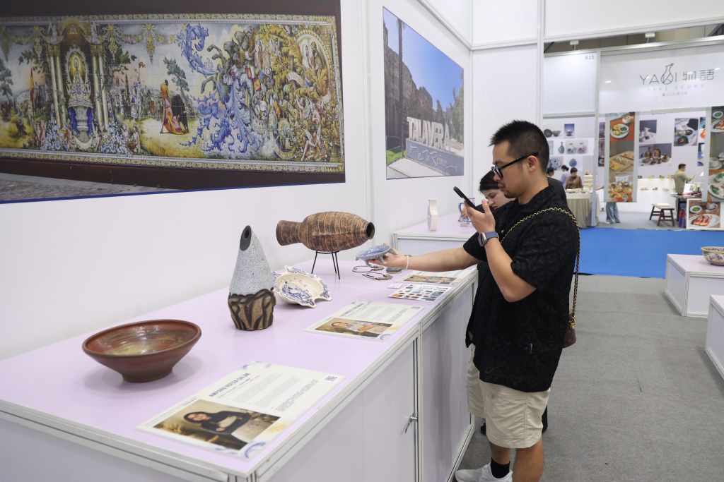 西班牙“陶瓷之城”作品亮相景德镇国际陶瓷博览会