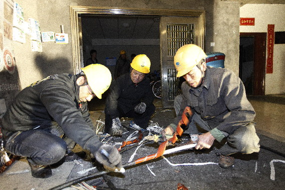 宜春城区一配电房着火停电 供电连续作业16小