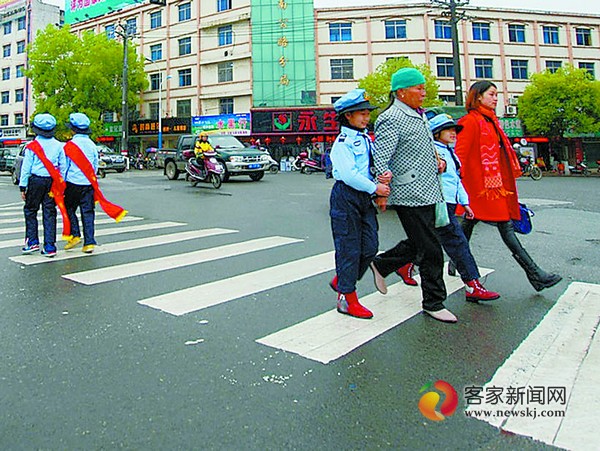 龙南小交警上路劝导文明出行