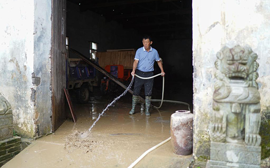 江西婺源：强降雨后积极开展生产自救