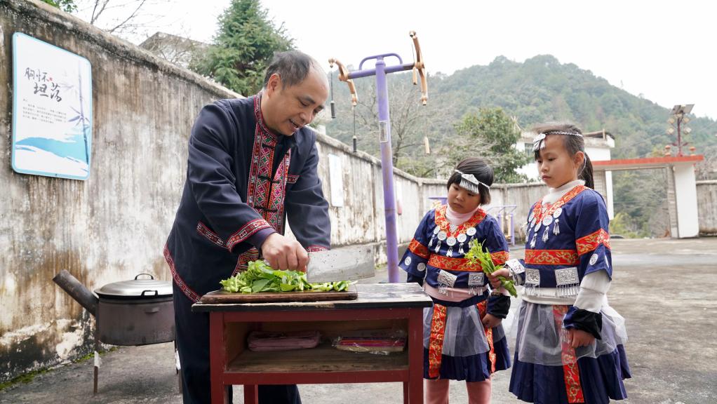 深山“三人制”瑶族课堂的开学日记